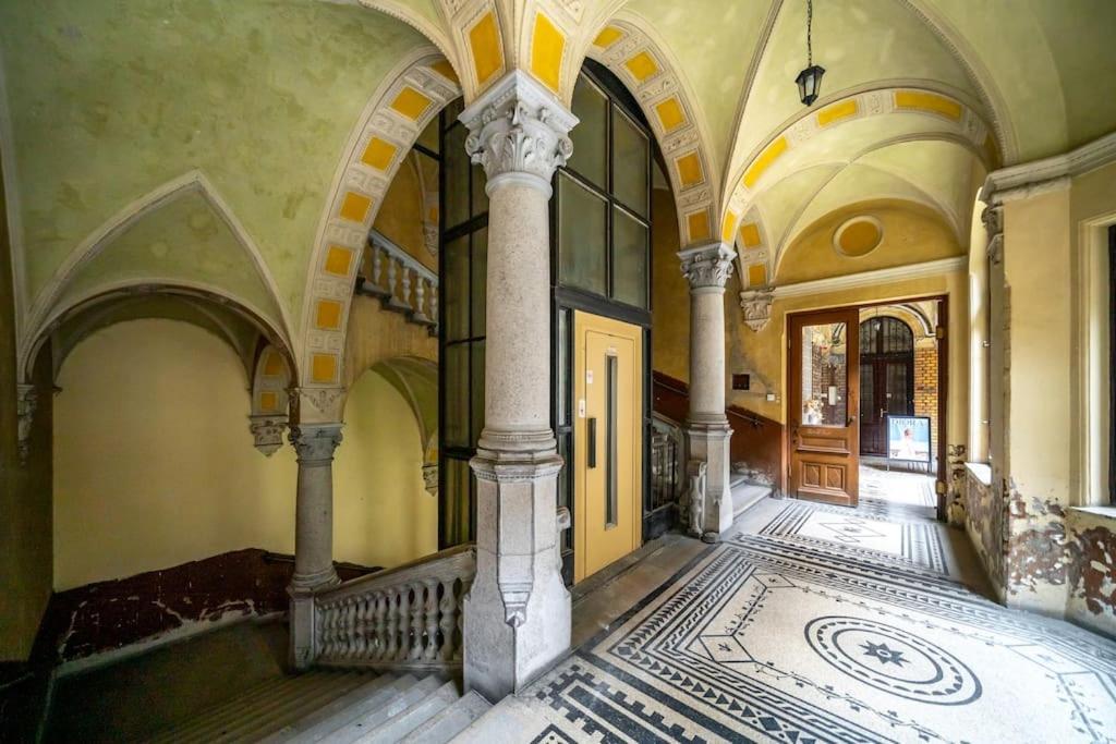 ブダペストAndrassy Grandeur With Indoor Parkingアパートメント エクステリア 写真
